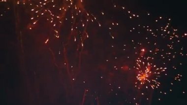 Gökyüzünde havai fişek kutlama. Ağır çekim