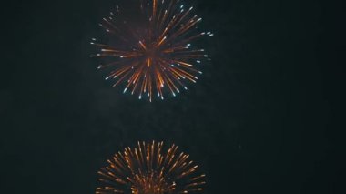 Gökyüzünde havai fişek kutlama. Ağır çekim