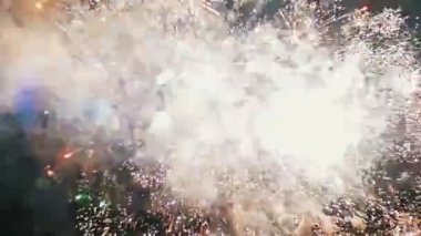 Gökyüzünde havai fişek kutlama. Ağır çekim