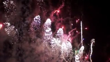 Gece gökyüzünde yanıp sönen havai fişekler. Ağır çekim