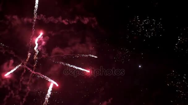 Fiestas de fuegos artificiales en el cielo. Moción lenta — Vídeos de Stock