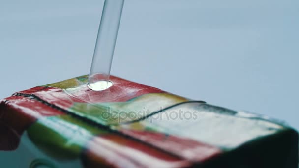 Vers van een pak papier met een rietje drinken — Stockvideo