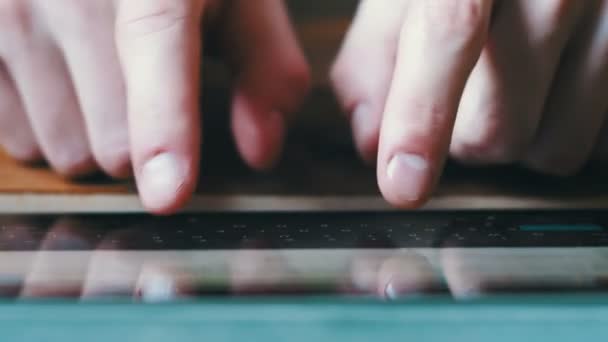 Prst dotýká virtuální klávesy forma digitální klávesnice dotykový tablet zařízení — Stock video
