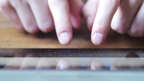 Férfi kezét szöveget virtuális billentyűzet Tablet PC-n, a fából készült asztal — Stock videók