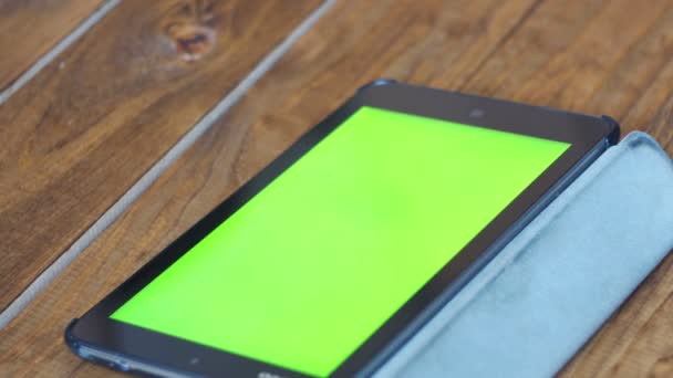 Použití počítače Tablet Pc s zeleným plátnem na dřevěný stůl s různými gesty rukou Pánská