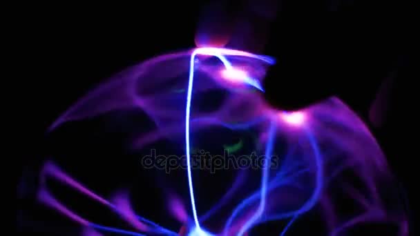Plasmaball mit sich bewegenden Energiestrahlen im Inneren auf schwarzem Hintergrund. Nahaufnahme. — Stockvideo