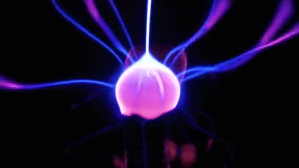 Plasma bal met bewegende energie stralen binnenkant op zwarte achtergrond. Close-up weergave. — Stockvideo