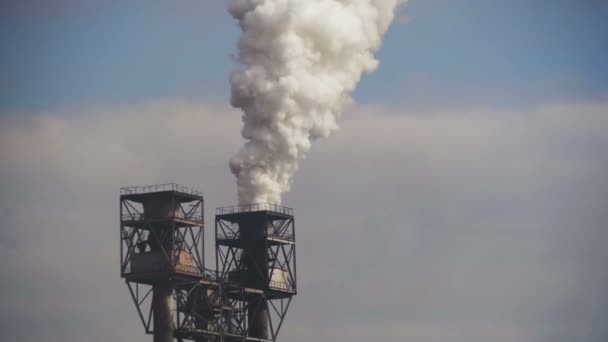 Rauch aus Rohren der Industrieanlage in der Stadt. Zeitlupe — Stockvideo