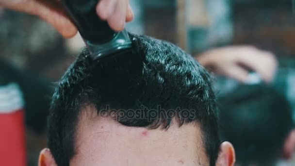 Kapper snijdt de haren van een jonge Man met Clipper — Stockvideo