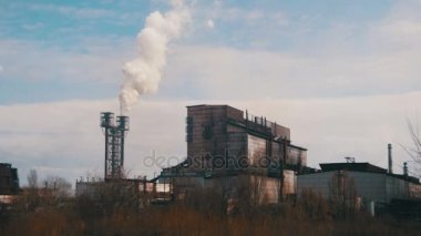 Borular şehrin endüstriyel bitkinin gelen duman.