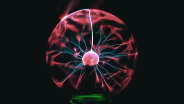 Plasma bal met bewegende energie stralen binnenkant op zwarte achtergrond. Close-up weergave. — Stockvideo