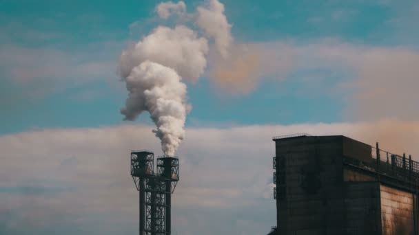 Дим з труб промислового заводу в місті . — стокове відео