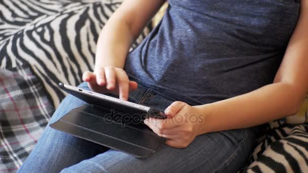 Mujer joven acostada en la cama y usando Tablet en casa . — Vídeos de Stock