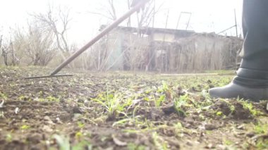 Kadın komisyon aracıyla bahçedeki otları Temizleme. Ağır çekim