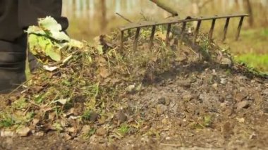 Kadın komisyon aracıyla bahçedeki otları Temizleme. Ağır çekim