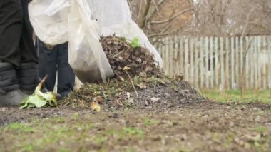 Enkaz, yaprak, küçük ağaçlar ve otlar Bahçe kendi arsa üzerinde yanan. Ağır çekim