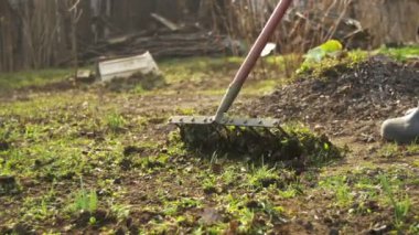 Kadın komisyon aracıyla bahçedeki otları Temizleme. Ağır çekim