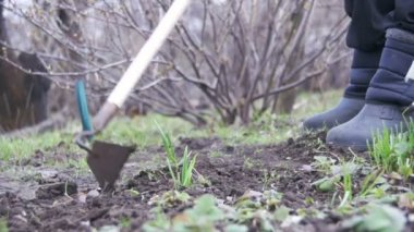 Kadın bir helikopter ile bahçedeki otları Temizleme. Ağır çekim