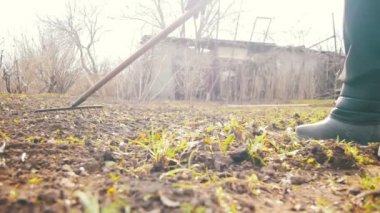 Kadın komisyon aracıyla bahçedeki otları Temizleme. Ağır çekim