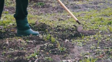 Kadın bir helikopter ile bahçedeki otları Temizleme
