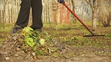 Kadın komisyon aracıyla bahçedeki otları Temizleme. Ağır çekim
