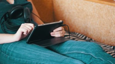 Genç kadın Lying yatak ve Tablet evde kullanma.