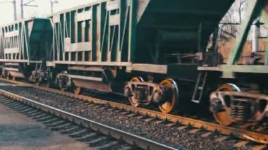 Yük demiryolu üzerinde seyahat treni