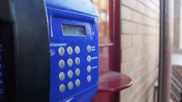 Antiguo teléfono azul vintage con botones numéricos en la cabina telefónica — Vídeo de stock