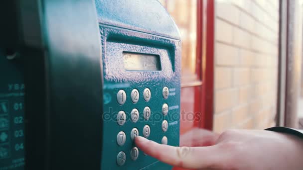Antiguo teléfono azul vintage con botones numéricos en la cabina telefónica — Vídeo de stock
