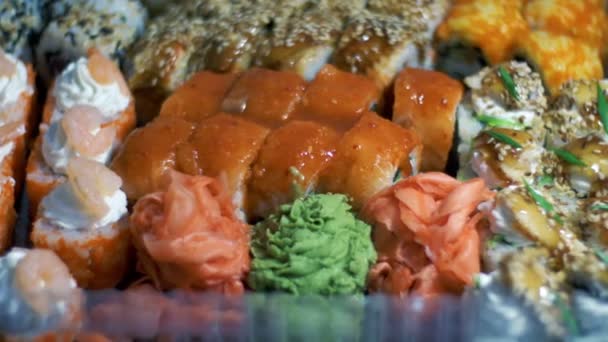 Sushi in plastic doos — Stockvideo