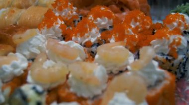 Plastik kaplarda iştah açıcı suşi farklı türleri