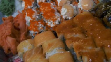 Plastik kaplarda iştah açıcı suşi farklı türleri