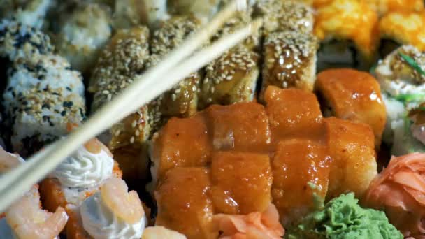 Sushi em caixa de plástico — Vídeo de Stock