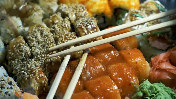 Diversi tipi di sushi appetitoso in contenitori di plastica — Video Stock