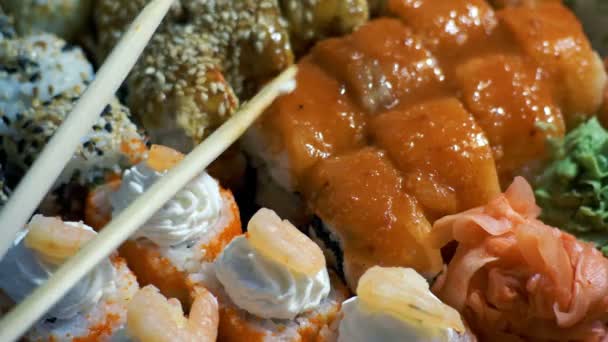 Sushi in Plastikbox — Stockvideo