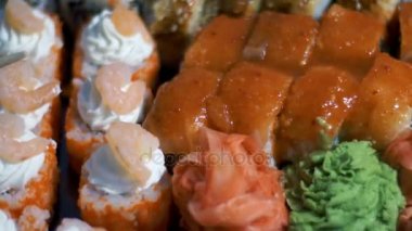 Plastik kaplarda iştah açıcı suşi farklı türleri