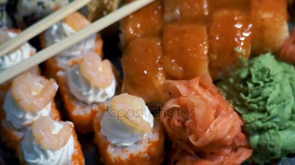 Sushi in scatola di plastica — Video Stock