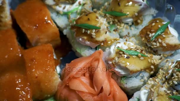 Diferentes tipos de sushi apetitoso em recipientes de plástico — Vídeo de Stock