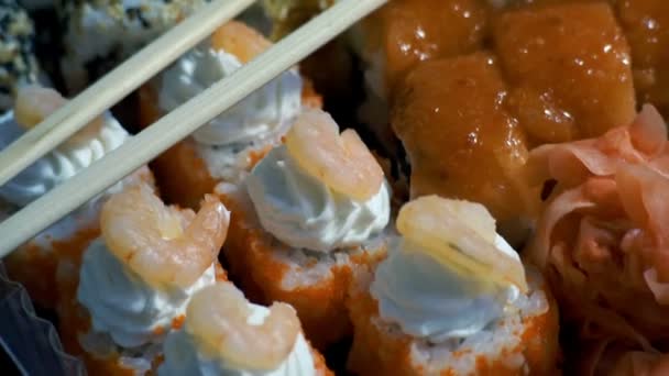 Sushi-műanyag dobozban — Stock videók