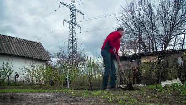 Genç adam bahçıvan bir kürek bahçede ile yere kazıyor. Zaman atlamalı — Stok video