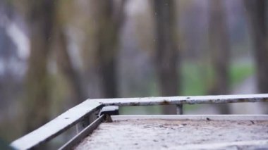 Ağır çekimde pencere üzerinde yağmur damlaları