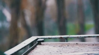Ağır çekimde pencere üzerinde yağmur damlaları