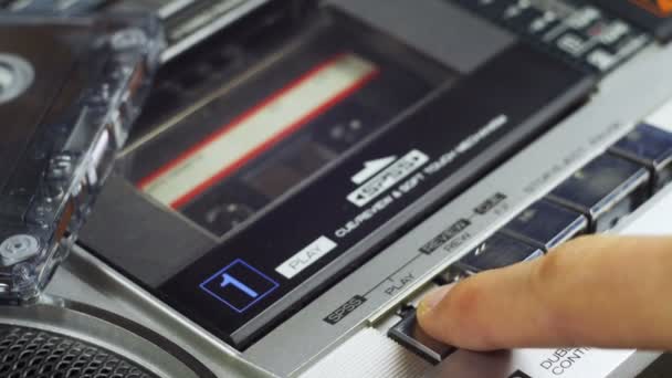 Wiedergabe- und Stop-Taste auf dem alten Audio-Kassettenspieler drücken — Stockvideo