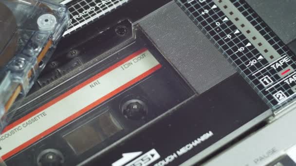 Reproduzindo uma cassete de áudio em um gravador de fita — Vídeo de Stock