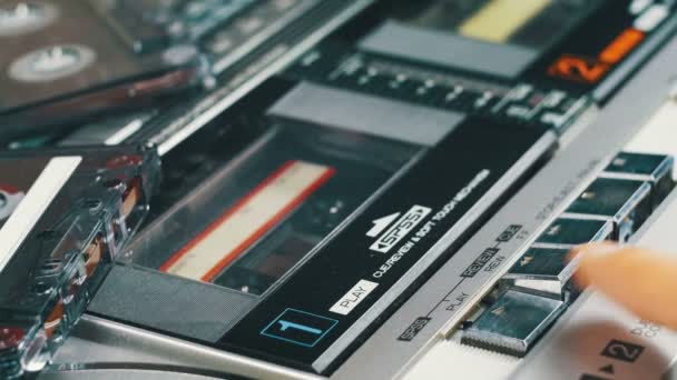 Нажмите кнопку воспроизведения и остановки на винтажном проигрывателе аудио кассеты — стоковое видео