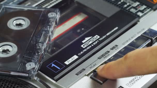 Spelen en stopknop te duwen op de Vintage Audio Cassette-speler — Stockvideo