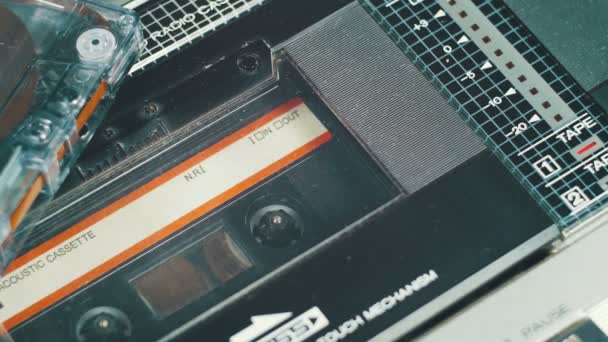 Jouer une cassette audio dans un magnétophone vintage — Video