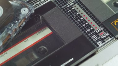 Retro bir kayıt cihazı ses bir kasete oynarken