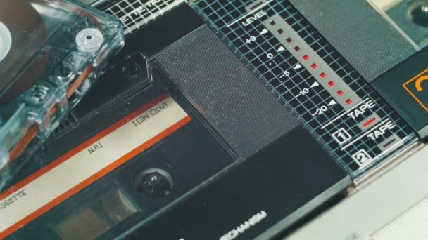 Wiedergabe einer Audiokassette in einem Tonbandgerät — Stockvideo