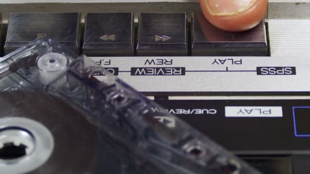 Premere il pulsante Play and Stop sul registratore di nastri Vintage — Video Stock